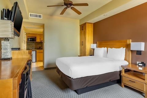 Unit with 1 Queen size bed. Exact unit will be assigned upon arrival. Views, colors and decor may vary.