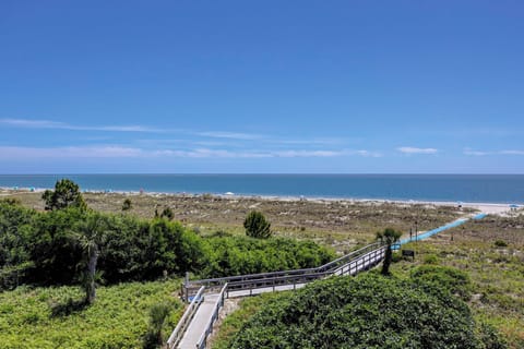 2404 Island Club