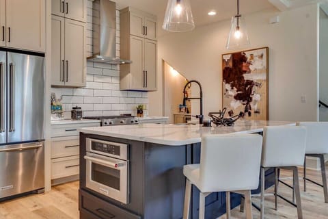 Kitchen with built in Oven in Island