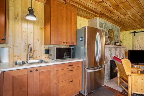 Frontier Mountain Retreat Estes Park, This home does not have a stove, a double burner hot plate is provided.