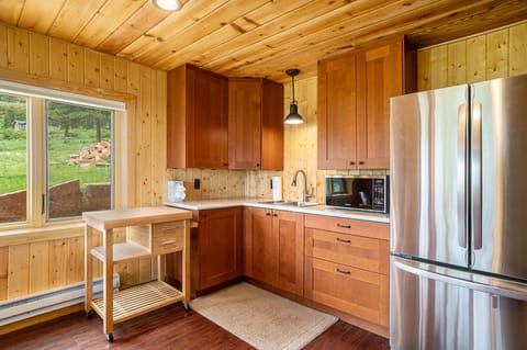 Frontier Mountain Retreat Estes Park, Spacious kitchen with full size appliances. 