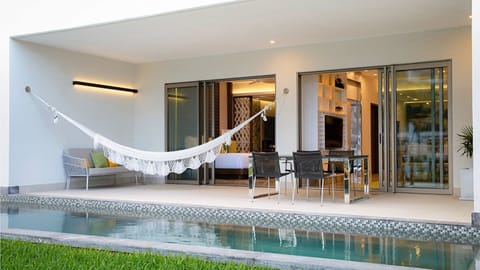 Swim Up pool and private terrace with Hammock