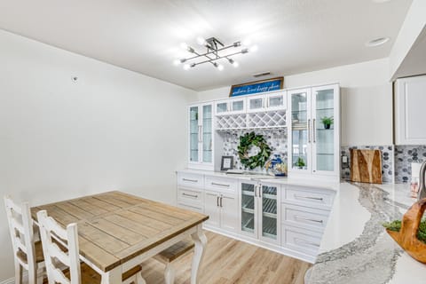 Dining Area | Dishware/Flatware Provided | Free WiFi