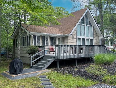 GORGEOUS 4 bedroom, 2 bathroom single family home 10 min walk to beaches