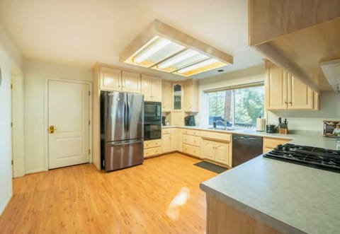 Make Yourself Feel at Home and Whip Up a Meal with Everyone!