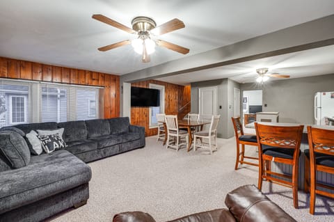 Living Room | 1st Floor | Queen Sleeper Sofa | Free WiFi | Smart TV