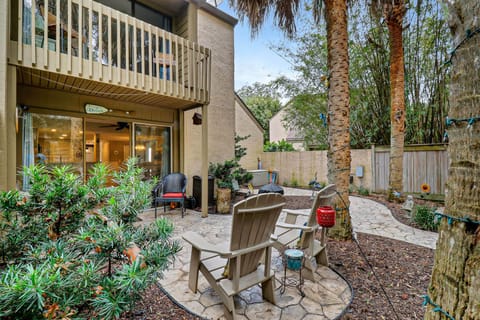 Spacious Private Back Courtyard