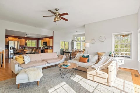 Enjoy the open-plan charm of this inviting space, seamlessly connecting a cozy living area with the kitchen. Ideal for both relaxation and entertaining! 