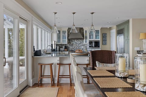 All sorts of indoor eating options here - but you can also eat outside too.