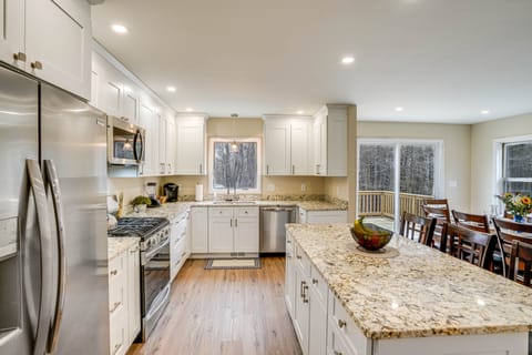 Kitchen | 1st Floor | Dishwasher | Cooking Basics | Keurig Coffee Maker (K-Cups)