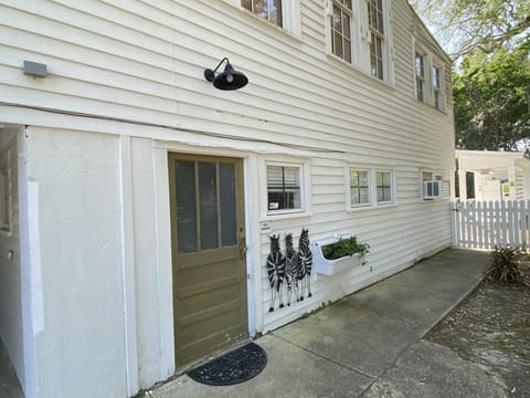 Guesthouse private driveway entry, easy access, no steps, ground level