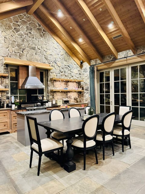 Open Kitchen with Breakfast/ Lunch/ Dinning Area