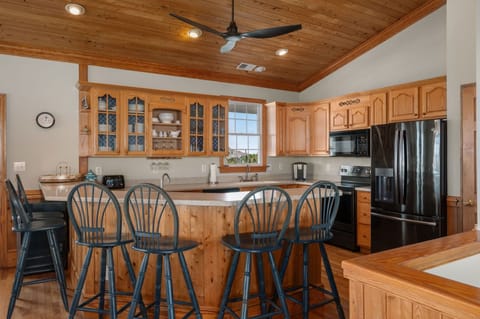 MS22: Sandpiper's Retreat | TL Kitchen Area - Island Seating for 6