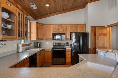 MS22: Sandpiper's Retreat | TL Kitchen Area - Island Seating for 6