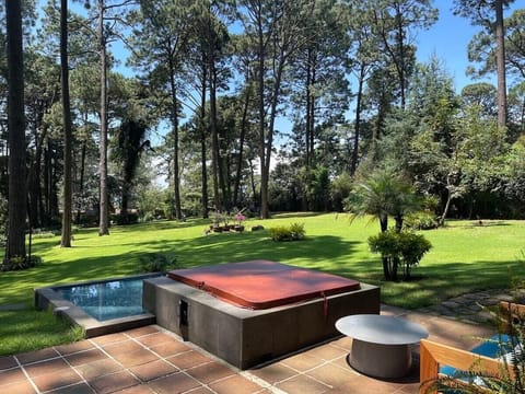 Jacuzzi al aire libre, rodeado de bosque y naturaleza