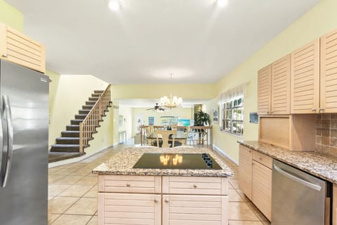 1st Townhouse, dishwasher, stainless steel appliances