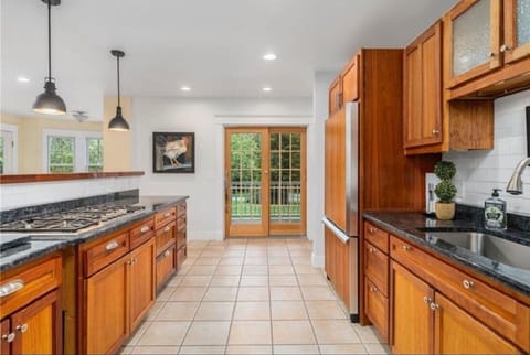 Six burner gas stovetop on Island