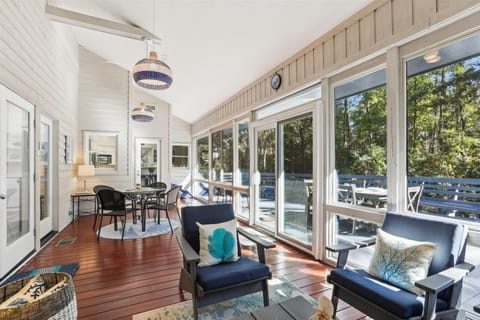 Beautiful Carolina Room at 1 Deer Run