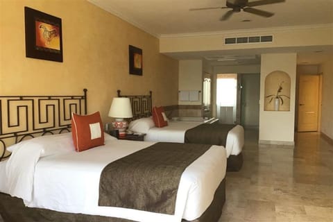 2 Queen Size Beds