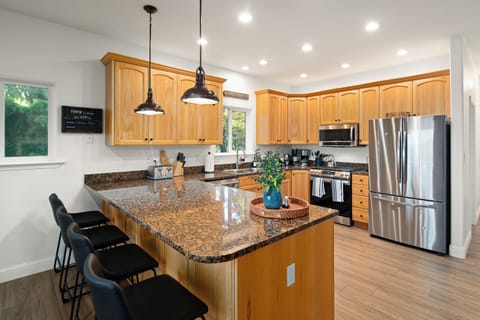 Seating for 4 at the breakfast bar