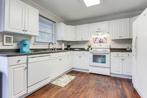 Kitchen | Basic Cooking Essentials | Keurig & Drip Coffee Makers | Dishwasher