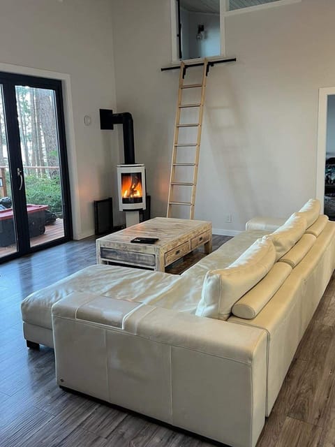 Cozy&scenic—warm up by the fireplace, open the doors, and breathe in the ocean.