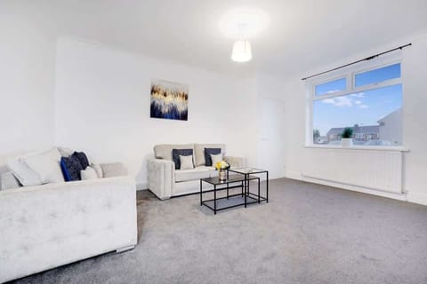 Cosy living room equipped with a SMART TV with Netflix and plenty of space to sit down and relax. 