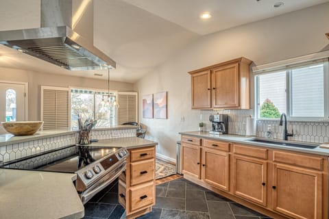 From breakfast to dinner, this kitchen is made for family moments.