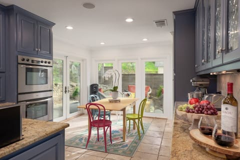 Kitchen & Breakfast Area