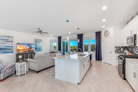Large 2nd Floor Coach Home