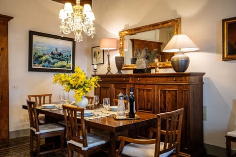 Picture Frame, Table, Mirror, Flower, Furniture, Property, Plant, Chair, Wood, Interior Design