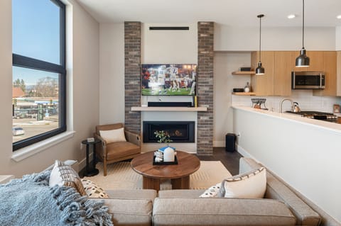 Gas fireplace, Smart TV
