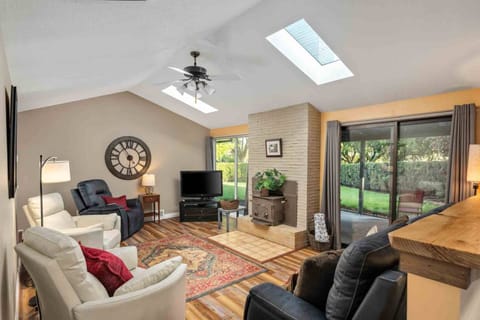 Welcome to Jim and Shirley's Cuckoo's Nest! Please enjoy this charming rental in the heart of Hillsboro.