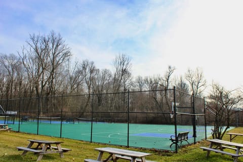 Chalet on the Lake 55 w/ Beach Access, Pools, Sport Courts, Fishing Pond & more! House in Lincoln Township