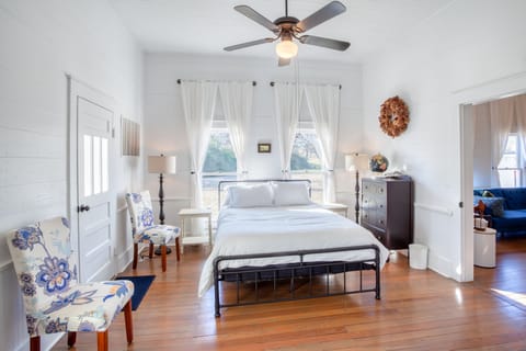 Bedroom 2 - queen bed