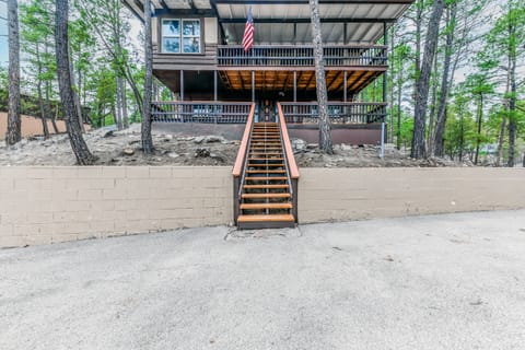 Rustling Pines — a spacious mountain retreat nestled in the tall pines of Ruidoso.