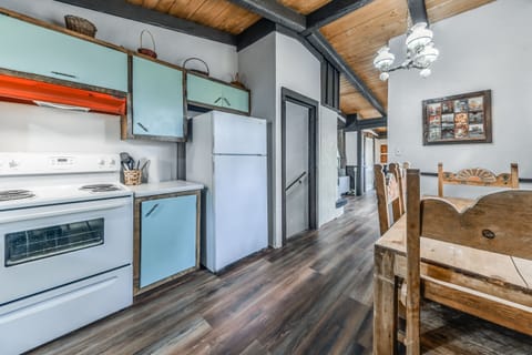 Fully equipped kitchen and a beautiful wood table for family meals or morning coffee.