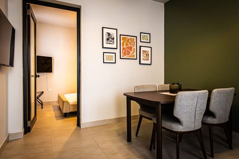 Dining area for 4 guests