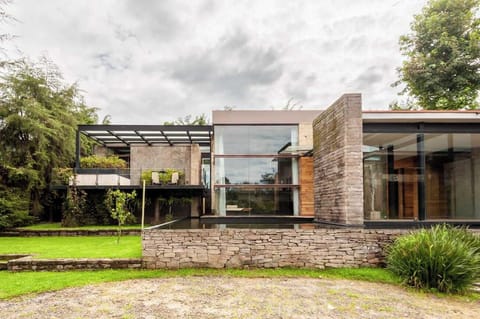 Si eres fan de los grandes ventanales, esta casa es perfecta para ti.