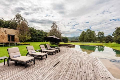 Tendrás camastros listos para disfrutar con vista a la alberca