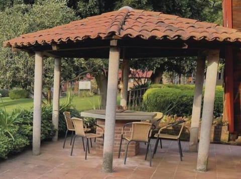 Asador y comedor exterior