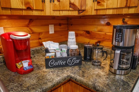 Keurig, Drip coffee maker, coffee & some starter keurig pods provided