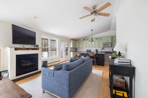 Private, attached apartment (1)