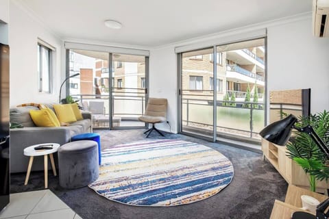 A wrap-around balcony allows fresh breezes to stream through and comes with an alfresco seating nook. Please note that the sofa in the living area can also be converted into a sofa bed to accommodate an additional guest.
