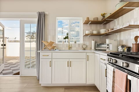 Full kitchen
