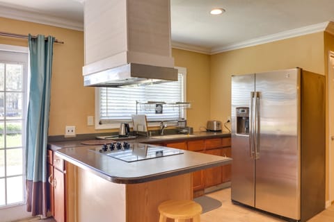 Kitchenette | Central Air Conditioning | Free WiFi