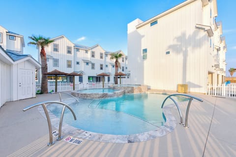 Community pool & hot tub at Mango Cay