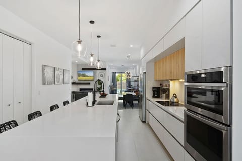 Kitchen, Island seats 4