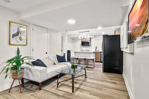 Welcome to Minneapolis Magic! A brand new 2 bedroom/1bathroom unit in the heart of Minneapolis.