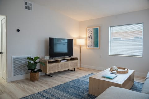 Living room with HD TV and complimentary Netflix.
